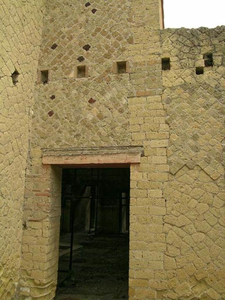 V.15 Herculaneum. May 2005.
Doorway in north wall of triclinium on east side of tablinum, looking through doorway into atrium.
Photo courtesy of Nicolas Monteix.
